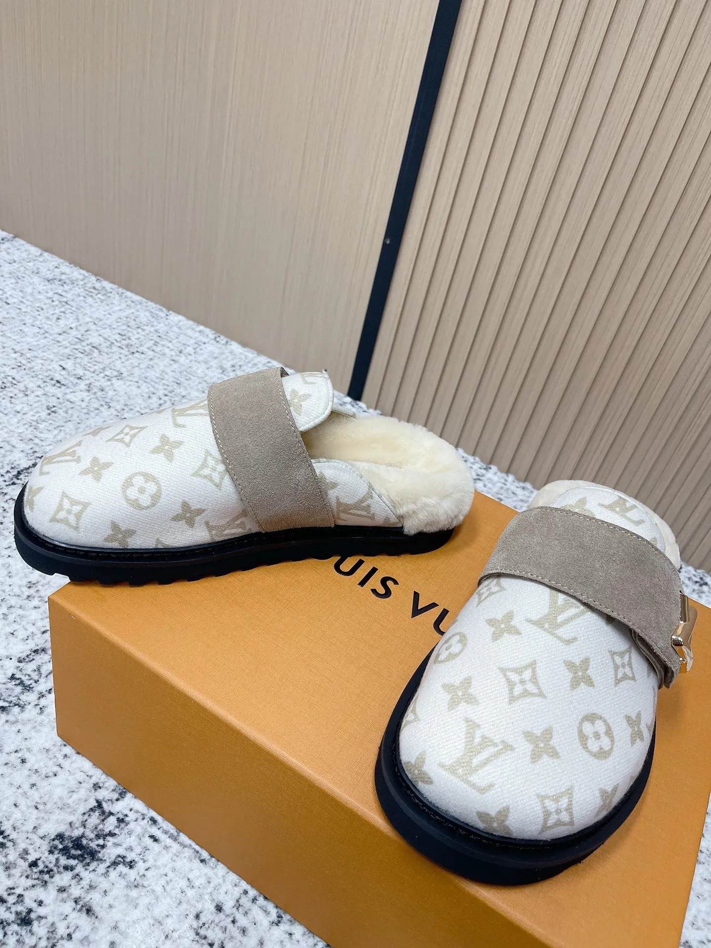 [L Home] P: 500💰 Size: 35-46 (female 40.41, male 45 46 custom-made) Top version Louis vuitton Lv top version LV couple's wool slippers New couple's Birkenstock slippers Cute and loveable, the foot feel is not too good Simple and high-end Sling-hee design Ready to wear and go Good news for lazy people Upper imported cowhide/imported old floral cloth Original hardware buckle, original molded high-density foam outsole Fabric: Yangjing/classic jacquard fabric Lining: imported wool lining Sole: original foam combination sole